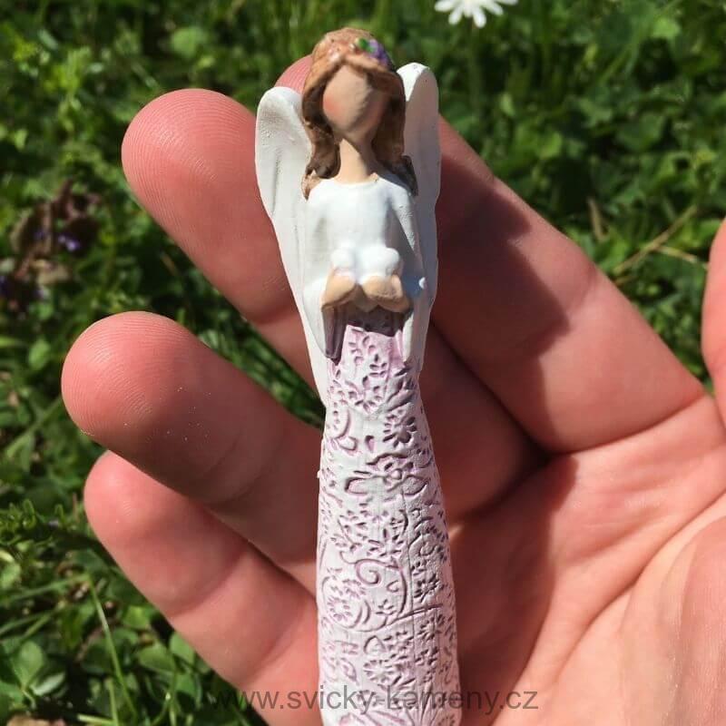 ANDĚL FIGURKA 100 mm BÍLO-RŮŽOVÝ SE SRDCEM  
