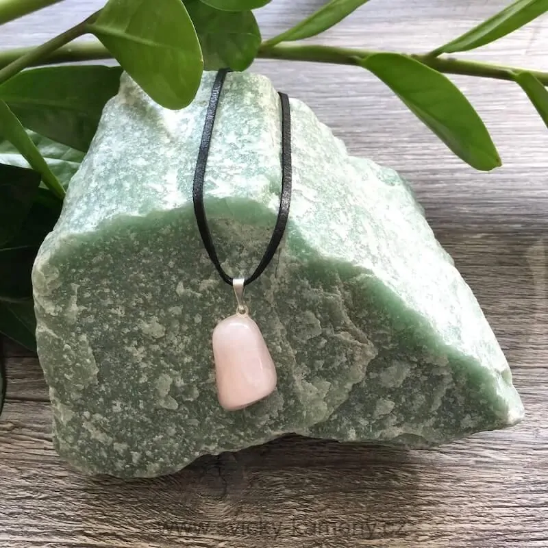RŮŽENÍN MINERÁL LEŠTĚNÝ KÁMEN PŘÍVĚSEK NA KRK
