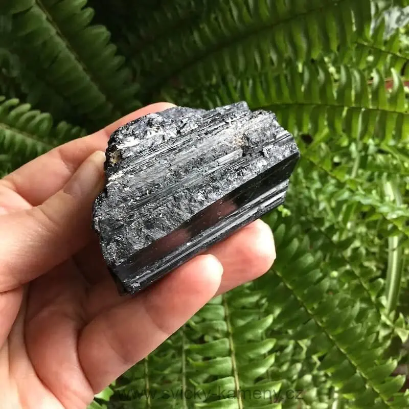 TURMALÍN MINERÁL velikost 66 x 46 x 40 mm, 206g.