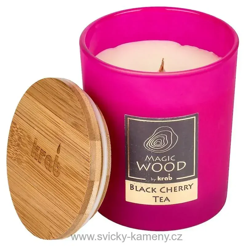 SVÍČKA DÁRKOVÁ VONNÁ MAGIC WOOD BLACK CHERRY TEA 300 g. s dřevěným knotem