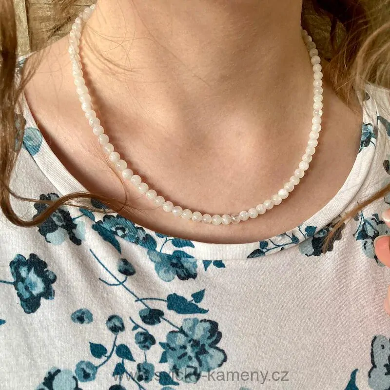 NÁHRDELNÍK Z KORÁLKŮ - MĚSÍČNÍ KÁMEN BÍLÝ 6mm