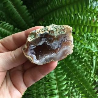 ACHÁT PEŘÍČKOVÝ GEODA velikost 55 x 28 x 38 mm, 64g.