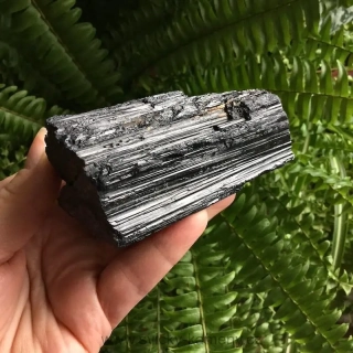TURMALÍN MINERÁL velikost 102 x 48 x 37 mm, 324g.