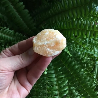 KALCIT surový kámen velikost 43 x 37 x 21 mm, 38g.