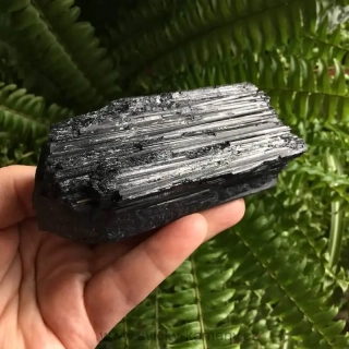 TURMALÍN MINERÁL velikost 96 x 50 x 40 mm, 318g.