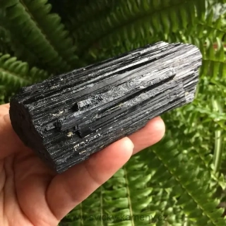 TURMALÍN MINERÁL velikost 91 x 38 x 30 mm, 237g.