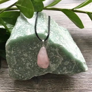 RŮŽENÍN MINERÁL LEŠTĚNÝ KÁMEN PŘÍVĚSEK NA KRK 