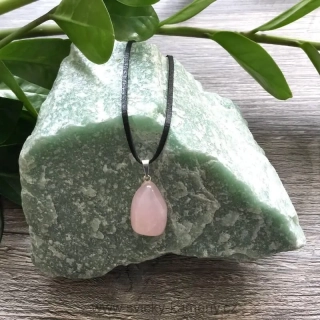 RŮŽENÍN MINERÁL LEŠTĚNÝ KÁMEN PŘÍVĚSEK NA KRK 
