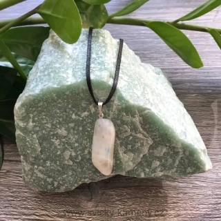 MĚSÍČNÍ KÁMEN LEŠTĚNÝ MINERÁL PŘÍVĚSEK NA KRK