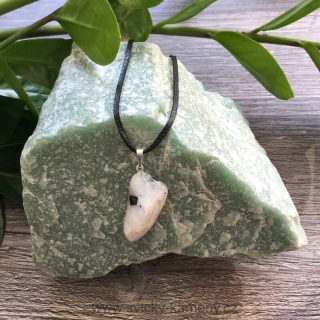 MĚSÍČNÍ KÁMEN LEŠTĚNÝ MINERÁL PŘÍVĚSEK NA KRK